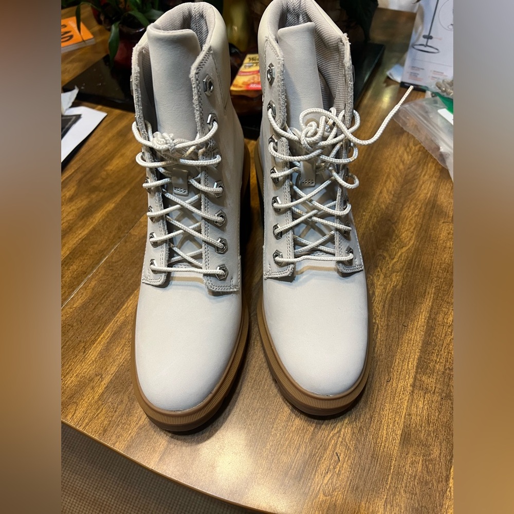 Timberland beige chunky heel boots